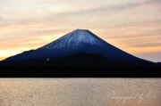 精進湖の朝焼けの写真 「うすら焼け」