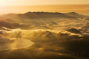 富士登山で見た雲海の写真 「黄金の光射す」