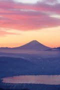 高ボッチからの朝焼けの富士山の写真 「上天紅く」