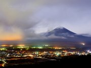 高座山からの夜明けの富士山の写真 「邪雲の舞」