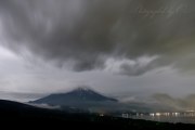 パノラマ台から曇天の富士山の写真 「轟き」