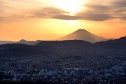 弘法山公園の夕焼けの写真 「街へと注ぐ光」
