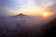 清水吉原から望む雲海と富士山の写真 「幕開けの陽」