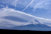 吊るし雲と富士山の写真 「巨大ブーメラン」