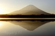 精進湖の御来光と逆さ富士の写真 「朝陽に目を細め」