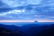 北岳から夜明けの富士山の写真 「蒼の揺らぎ」
