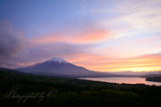 三国峠・パノラマ台より望む富士山と夕焼けと山中湖の写真 「ソライロエガク」