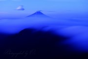 白谷丸の滝雲と富士山の写真 「天空の滝」