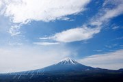 紅葉台から望む富士山と雲の写真 「賑わう白雲」