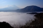 中之倉峠の雲海の写真 「覆われた湖」