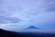 西川林道から望む富士山と雲海の写真 「空の息遣い」