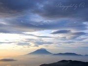 池の茶屋林道から望む富士山と朝焼けの写真 「空はやさしく色づいて」