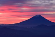 櫛形山の朝焼けと富士山の写真 「鮮やかに染めて」