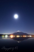山中湖より望む月光の富士山の写真 「相思相愛」