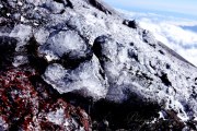 富士山登山道の雨氷の写真 「煌きのつぶて」
