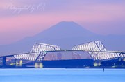 舞浜から望む東京ゲートブリッジと富士山のシルエットの写真 「ミライへの入り口」