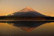 精進湖の月光紅富士の写真 「月没に染めて」