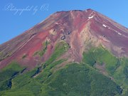 富士吉田市農村公園から望む赤富士の写真 「夏富士の顔」