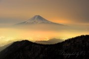 三つ峠の雲海と富士山の写真 「幻想の光に照らされて」