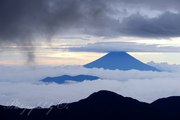 赤石岳から望む富士山の写真 「暗黒のカーテン」