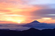 赤石岳からの朝焼けと富士山の写真 「淀みを照らして」