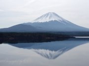 本栖湖の逆さ富士の写真 「白空を映して」