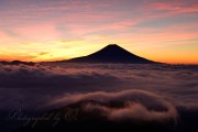 安倍峠からの富士山と雲海の写真 「染め尽くす」