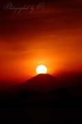 舞浜から望む東京ゲートブリッジとダイヤモンド富士の写真 「夕陽の足跡」