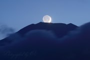 地球照のパール富士の写真 「地球照沈む」