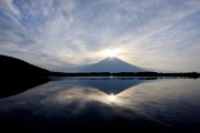 田貫湖のダブルダイヤモンド富士の写真 「光を吸い込んで」
