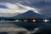 山中湖の月光逆さ富士の写真 「真夜中の流れ」