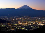 千代田湖白山から望む甲府の夜景と富士山の夜明けの写真 「街よ明けて」