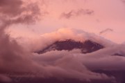 朝焼けの望遠富士の写真 「ワインレッドの朝」