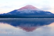 山中湖より望む赤富士と逆さ富士の写真 「赤富士くすぶって」