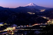 百蔵山の夜景と富士山の写真 「桃色の夜明け」