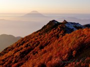観音岳の紅葉と富士山の写真 「天空色づく」