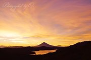 大観山からの夕焼けと富士山の写真 「光と影」
