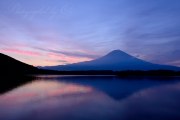 田貫湖の朝焼けの写真 「はじまりの合図」