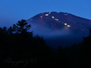 滝沢林道の人文字と夜景の写真 「未明の幽雲」