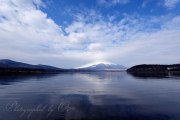山中湖平野逆さ富士の写真 「晴れ間を呼んで」