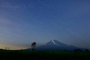 梨ヶ原の人文字の富士山の写真 「夜空旋回」