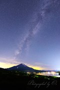パノラマ台から望む富士山と天の川の写真 「銀河放射」