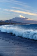 三保海岸の波と富士山の写真 「荒波打ち寄せ」