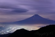 三つ峠の夜景と吊るし雲の写真 「闇夜の渦」