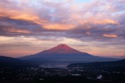 高指山からの富士山の写真 「紅に包まれ」