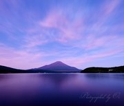 山中湖から望む富士山と朝焼けの写真 「彩流」
