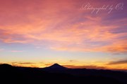 蕎麦粒山からの朝焼けと富士山の写真 「薄雲色づいて」