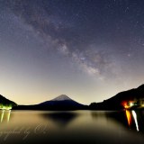 精進湖の天の川の写真 「空を渡る銀河」