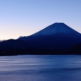 三日月と本栖湖の富士山の写真 「三日月の夜明け」