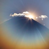 朝霧高原から望むダイヤモンド富士の写真 「空の戯れ」